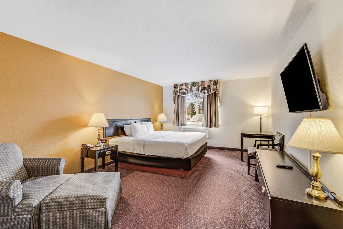 Suite, 1 King Bed, Non Smoking | Desk, iron/ironing board, WiFi (free), bed sheets