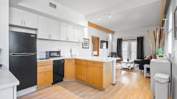 Fridge, microwave, stovetop, dishwasher