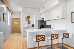 Fridge, microwave, stovetop, dishwasher