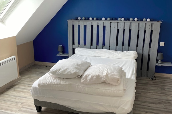 2 bedrooms, travel crib, free WiFi