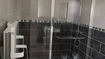 Douche, sĂšche-cheveux