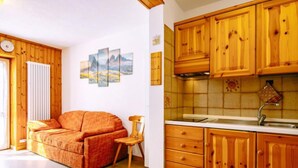 Una sala de estar acogedora con un sofá y un aparador de madera.