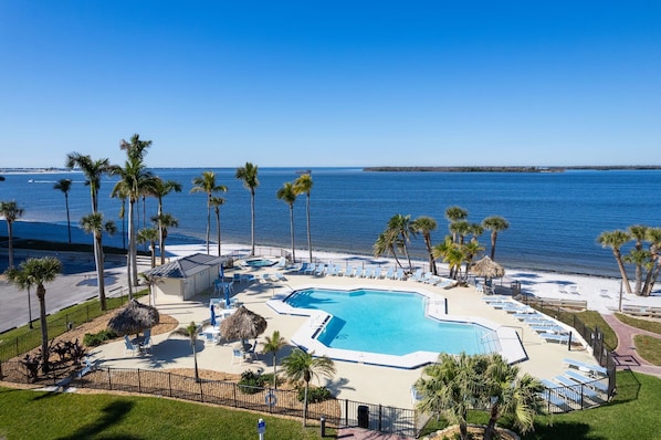 A heated pool - Sanibel Harbour Resort Harbour Tower 715: Waterfront condo with beach and gorgeous sunset views (Fort Myers)