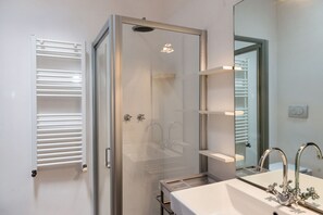 Bruser, hårtørrer, bidet, håndklæder
