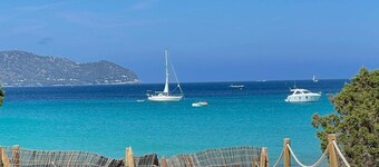 On the beach, with pool ! Super sea view, fiber optic internet, air conditioning