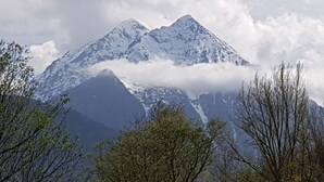 A mountain with snow-covered peaks and a cloud base. - St Lary-Vignec Nice little apartment ideally located (St Lary- Vignec)