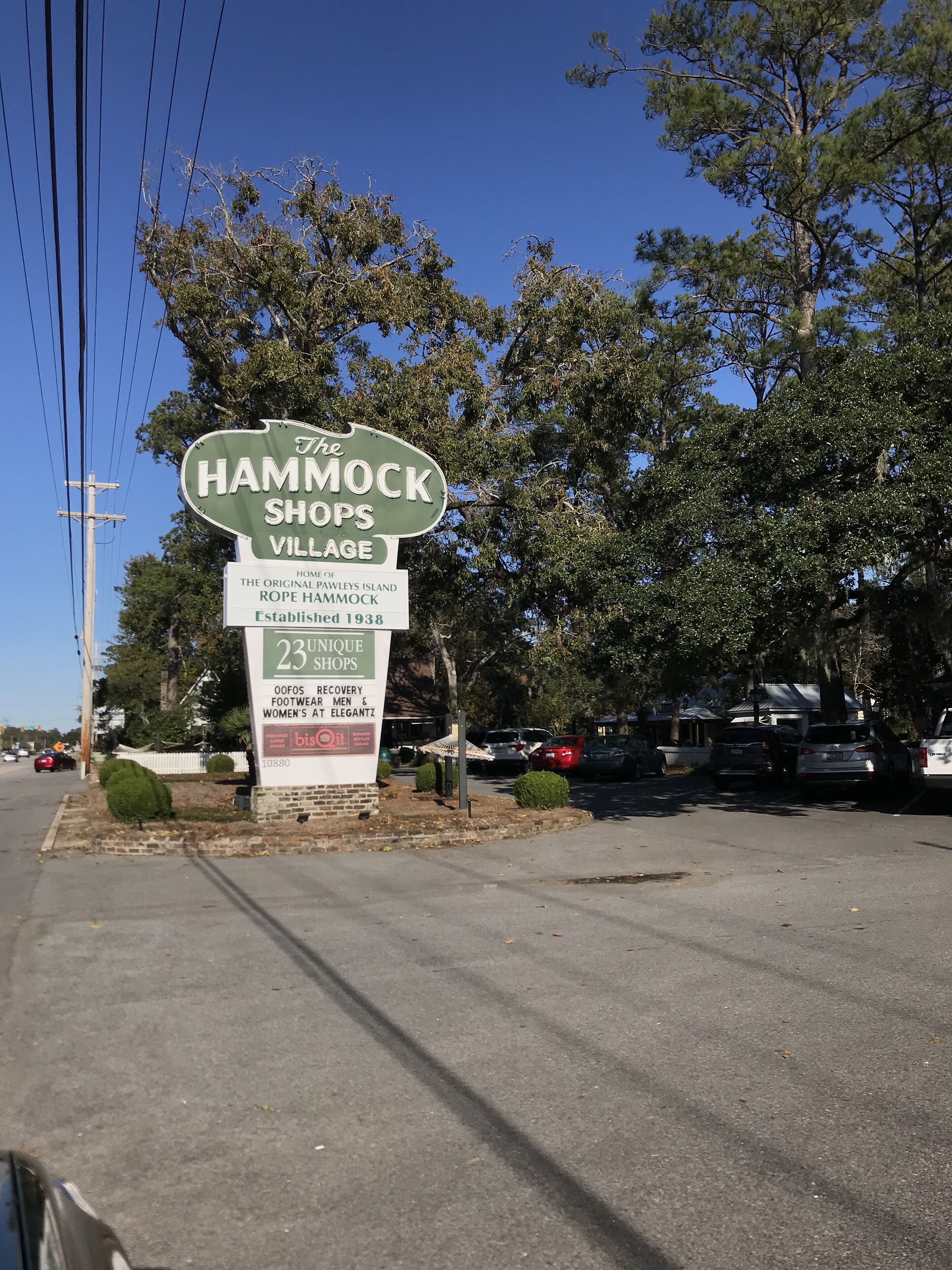 Letrero de Hammock Shops Village, indicando que alberga el original Pawleys Island Rope Hammock y fue fundado en 1938.