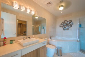 Een bad, een haardroger, handdoeken