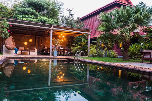 Una piscina al aire libre
