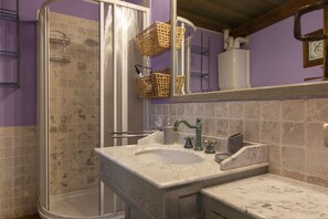 Dusche, Haartrockner, Bademäntel, Bidet