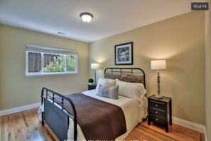 5 bedrooms, iron/ironing board, internet, bed sheets