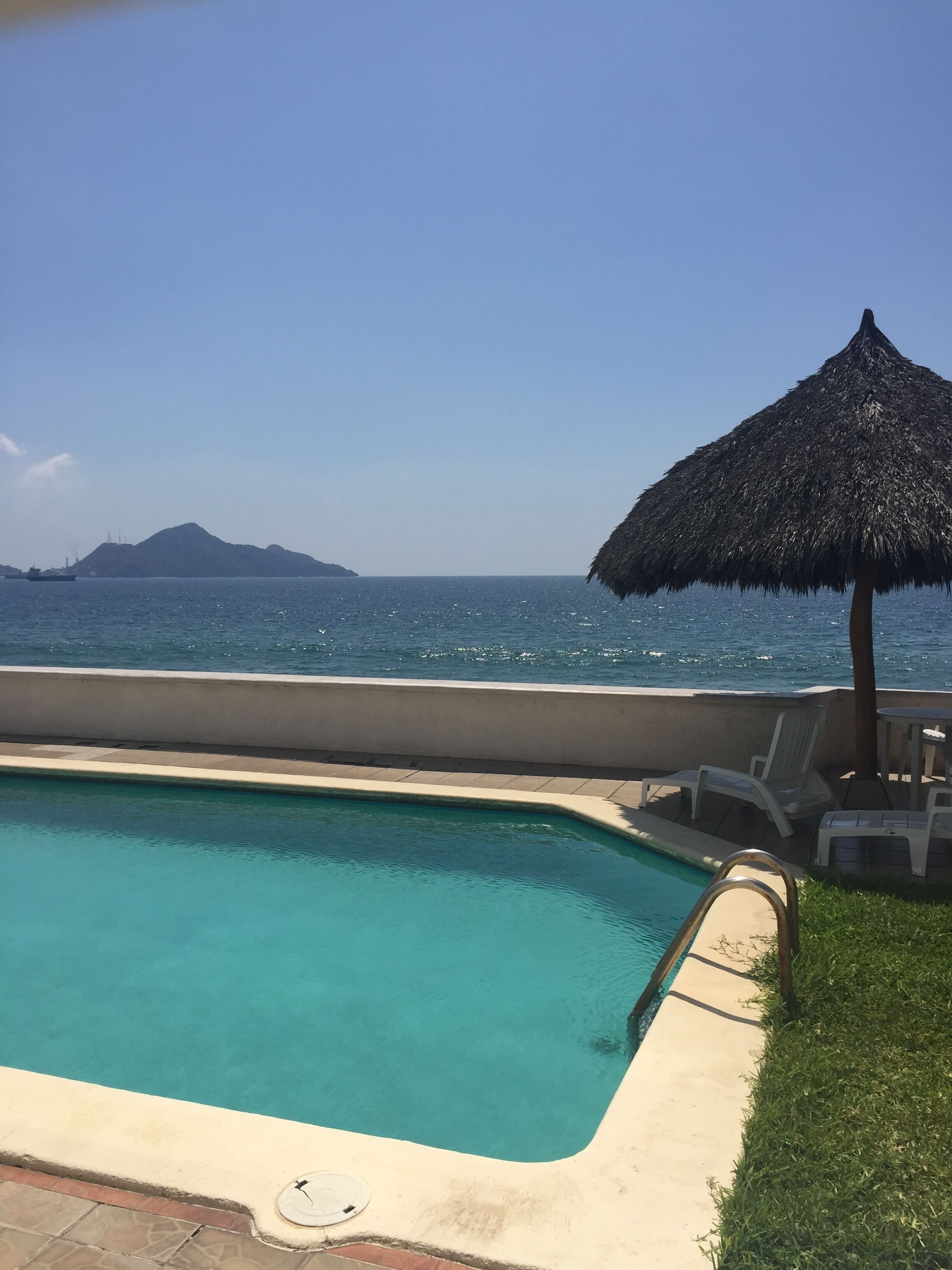 Beachfront 2bed/2bath Condo with Pool