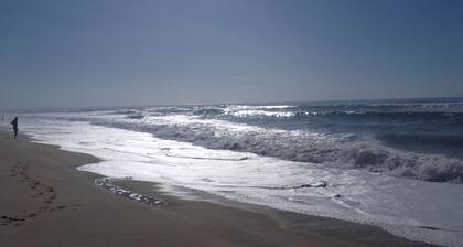 Charming little blue house in the heart of the moors near ocean and lake of Leon