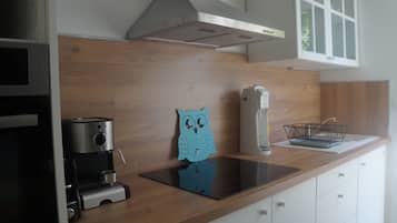 Frigorífico, microondas, horno y placa de cocina