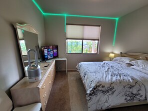 1 bedroom, iron/ironing board, WiFi, bed sheets - Private Newer Suite Laundry n Full Kitchen between Seattle Tacoma (Edgewood)