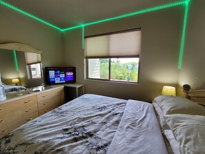 1 bedroom, iron/ironing board, WiFi, bed sheets - Private Newer Suite Laundry n Full Kitchen between Seattle Tacoma (Edgewood)