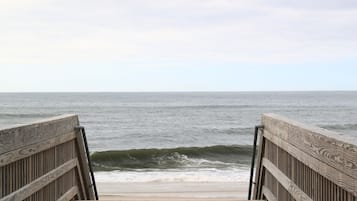 Beach nearby, sun-loungers, beach towels