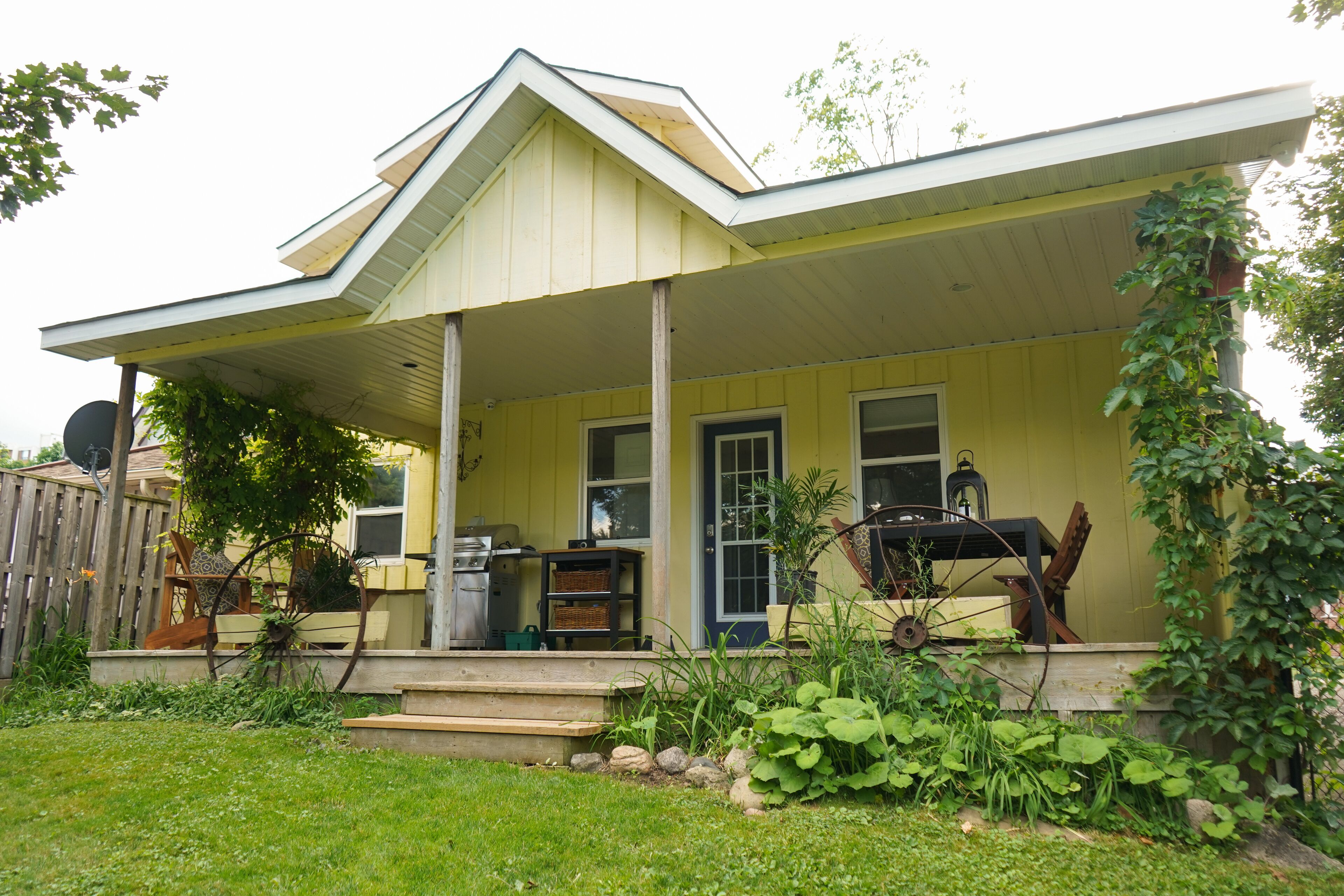 Furnished 3 bedroom Home with Gas Fireplace/fenced yard - Downtown Orangeville 