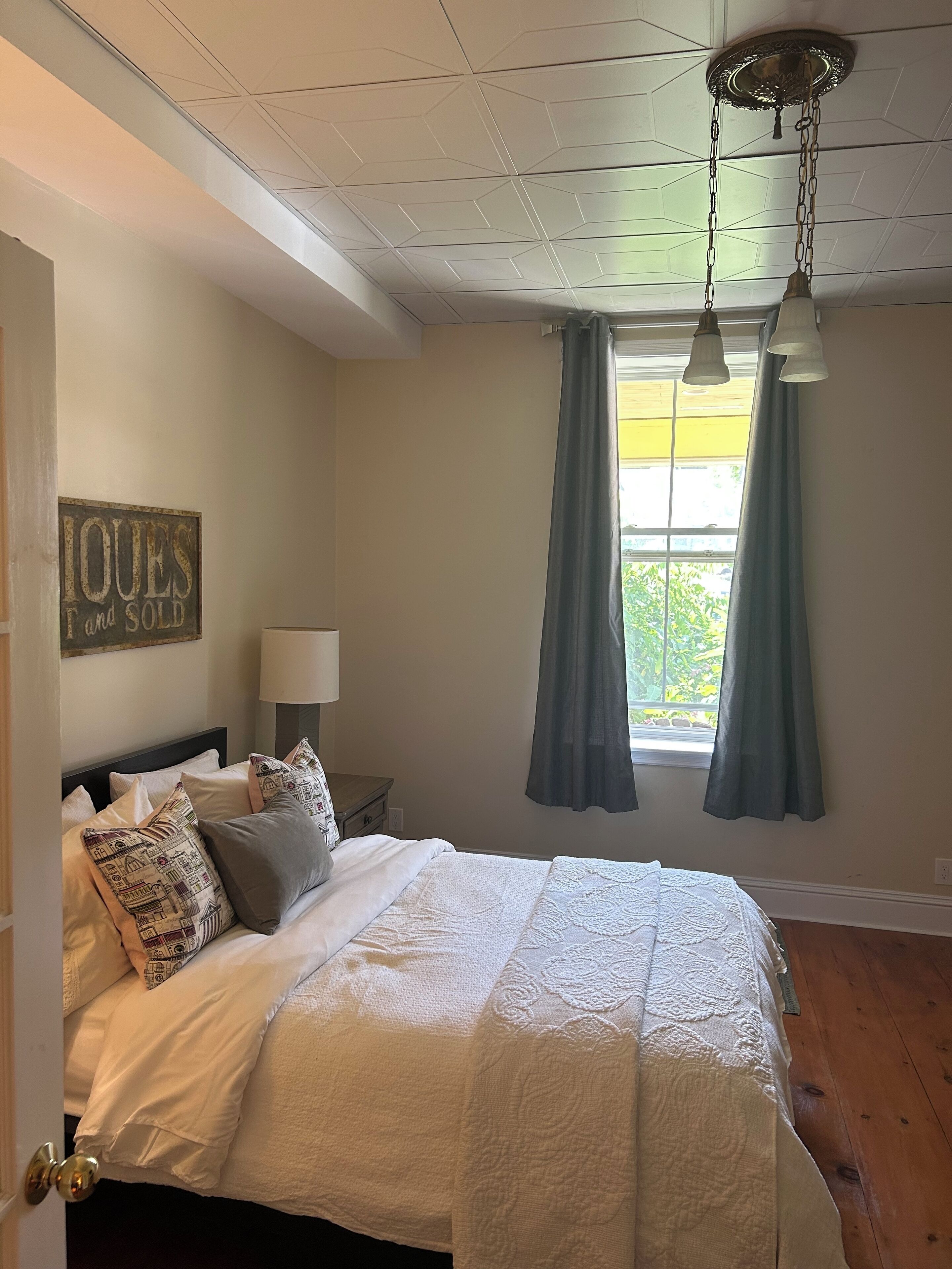 Furnished 3 bedroom Home with Gas Fireplace/fenced yard - Downtown Orangeville 