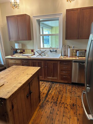 冷蔵庫、電子レンジ、オーブン、コンロ