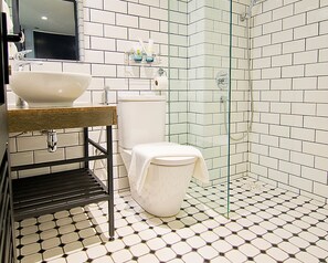 Habitación doble Deluxe | Baño | Regadera, amenidades de baño gratuitas, pantuflas, toallas 
