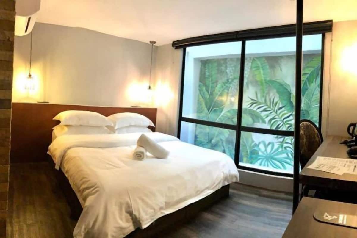 Een kluis op de kamer, een bureau, gratis wifi, individueel gedecoreerd