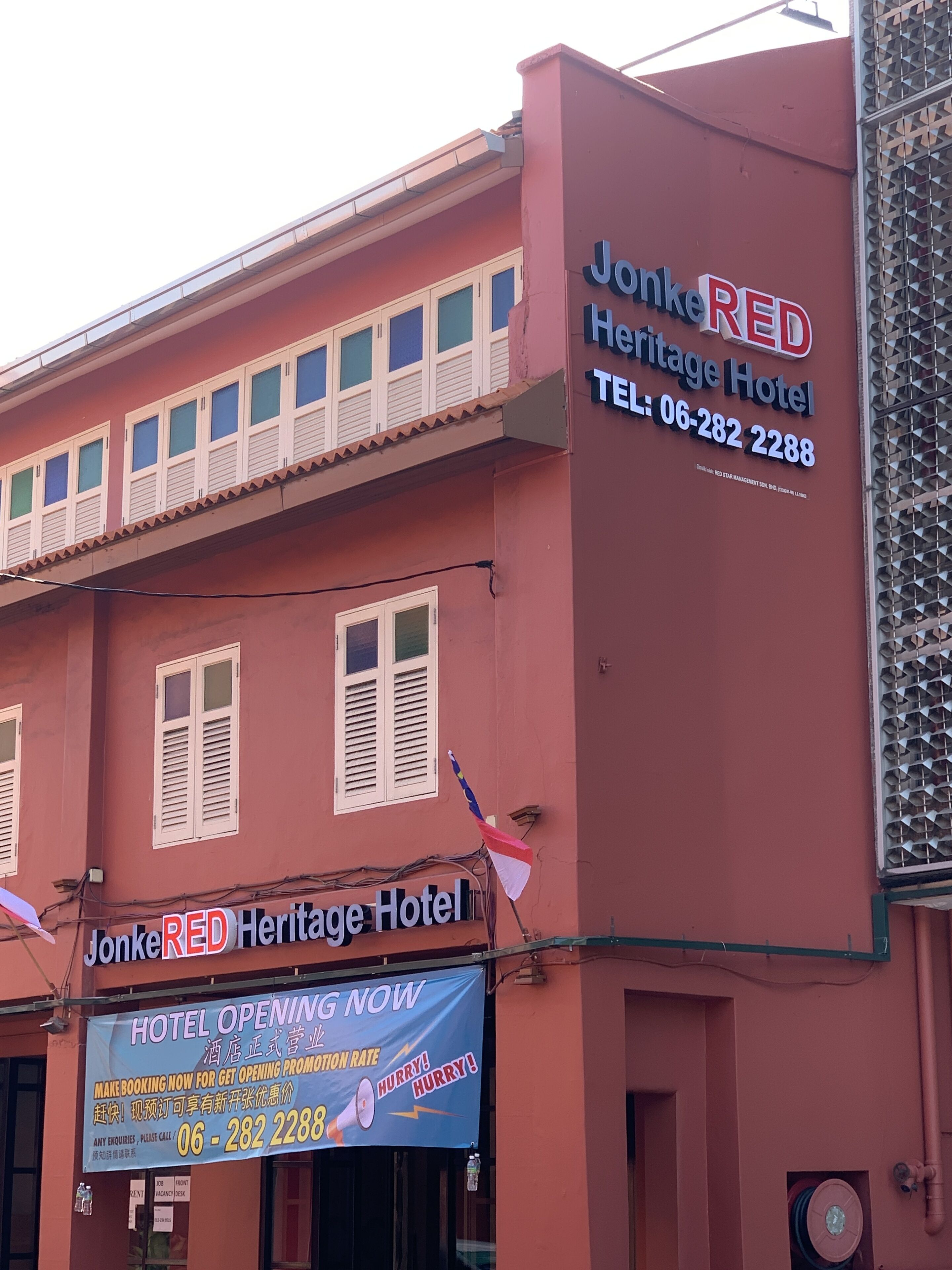 Ein Gebäude mit einem Schild für das JonkeRED Heritage Hotel, inklusive einer Kontaktnummer.