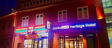 Façade de lâhĂ©bergement â soirĂ©e/nuit