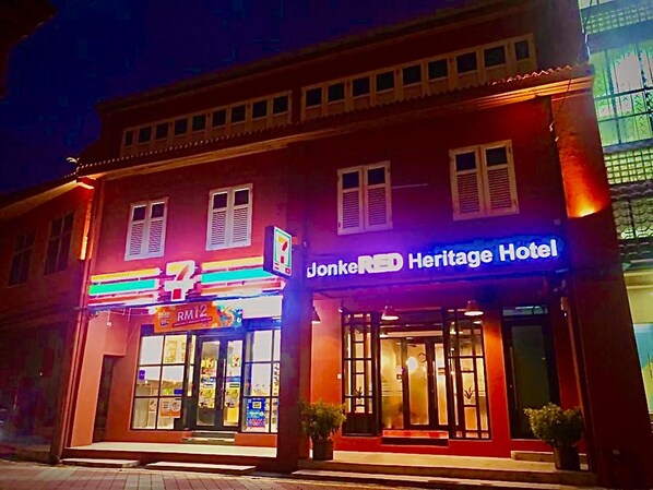 Fachada de la propiedad por la tarde o noche