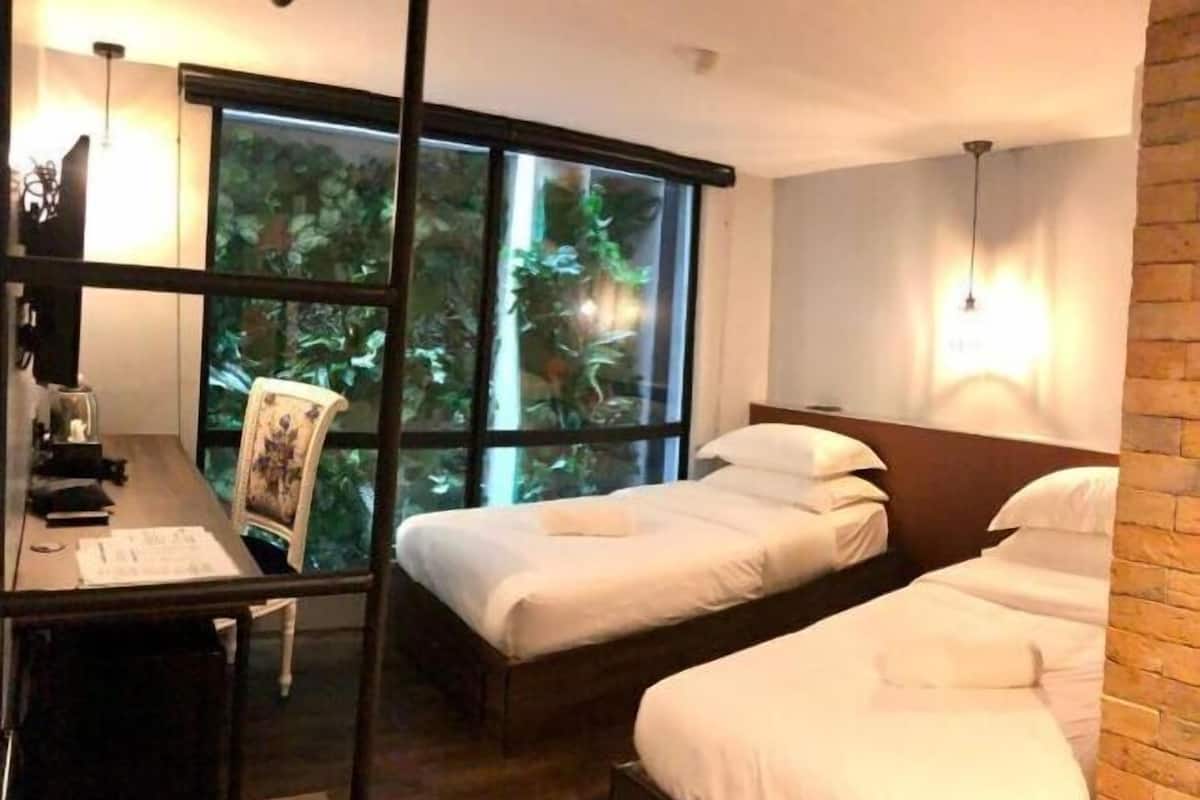 Een kluis op de kamer, een bureau, gratis wifi, individueel gedecoreerd