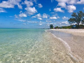 Beach nearby, sun-loungers, beach towels - 4 bedroom villa with pool & spa (heatable) Tiki bar overlooking the water! (Cape Coral)