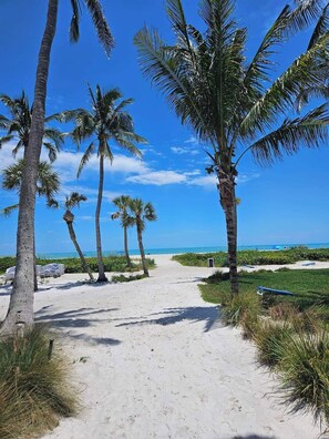 Perto da praia, espreguiçadeiras, toalhas de praia 