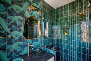 Douche, sèche-cheveux, serviettes fournies