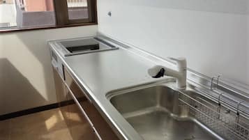 Réfrigérateur, micro-ondes, grille-pain, cuiseur de riz