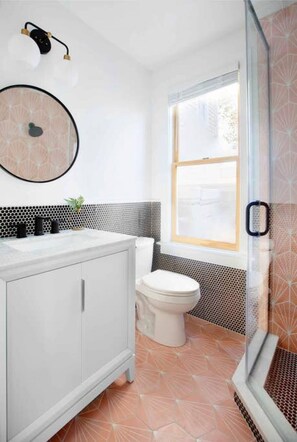 Badewanne, Haartrockner, Handtücher