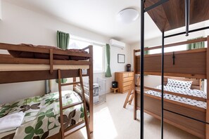 4 bedrooms, desk, iron/ironing board, free WiFi