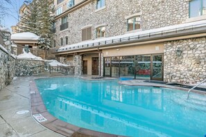 Una piscina techada, una piscina al aire libre