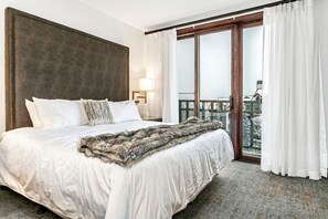 1 dormitorio, escritorio, tabla de planchar con plancha y cuna de viaje