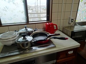 Kühlschrank, Mikrowelle, Herdplatte, Toaster