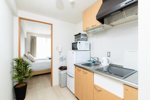 Kühlschrank, Mikrowelle, Herdplatte, Kochgeschirr/Geschirr/Besteck