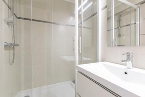 Shower - 200m from resort center, 4th floor, view mountain, balcony, tv, 31m², Serre Chevalier (Briançon)