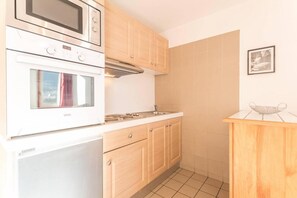 Fridge, microwave, oven, coffee/tea maker