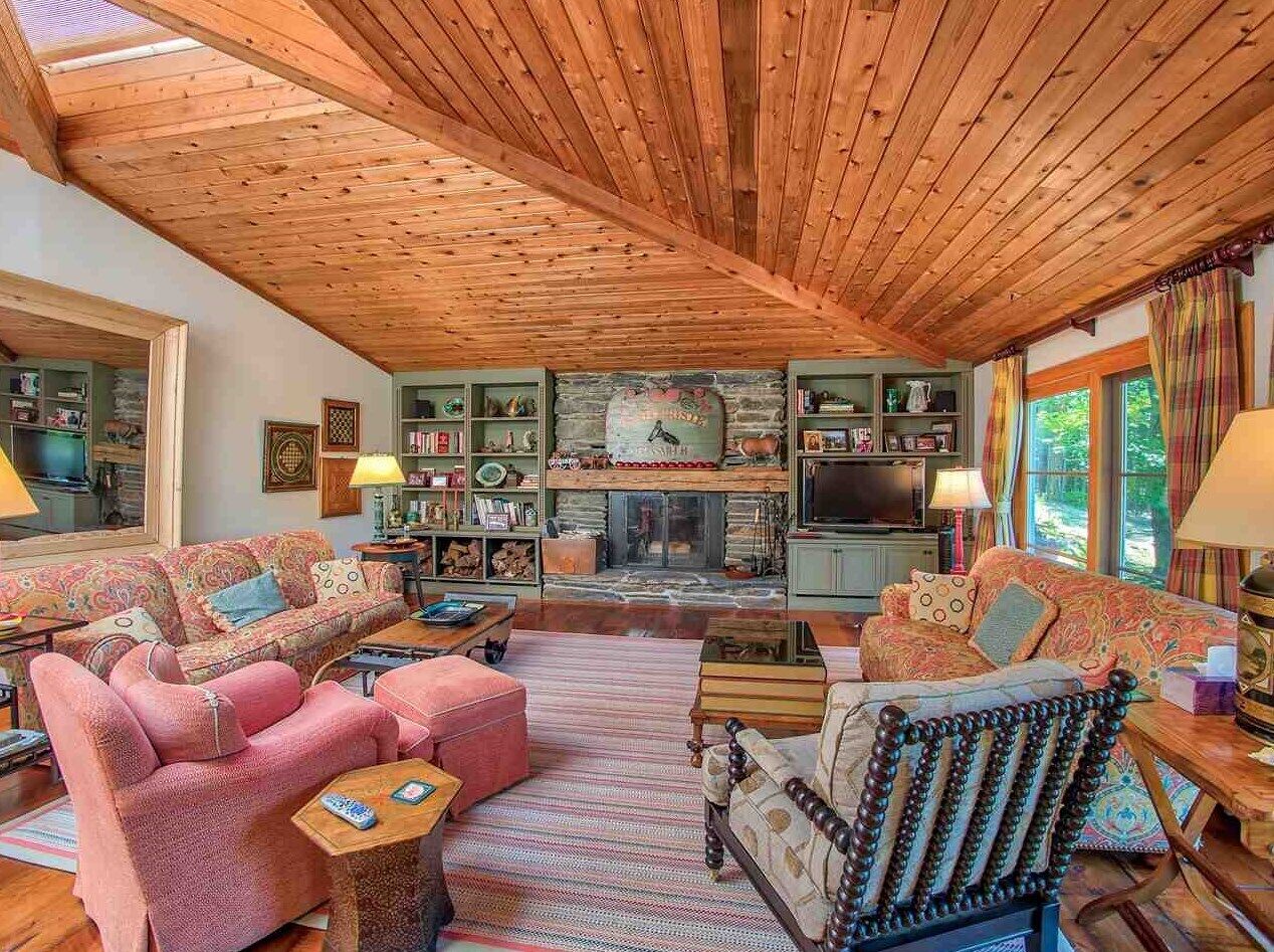 7BR-6Bath-Central Stowe Location with Pool, Ping Pong, Foosball in Quiet Setting