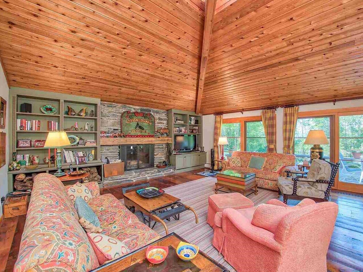 7BR-6Bath-Central Stowe Location with Pool, Ping Pong, Foosball in Quiet Setting