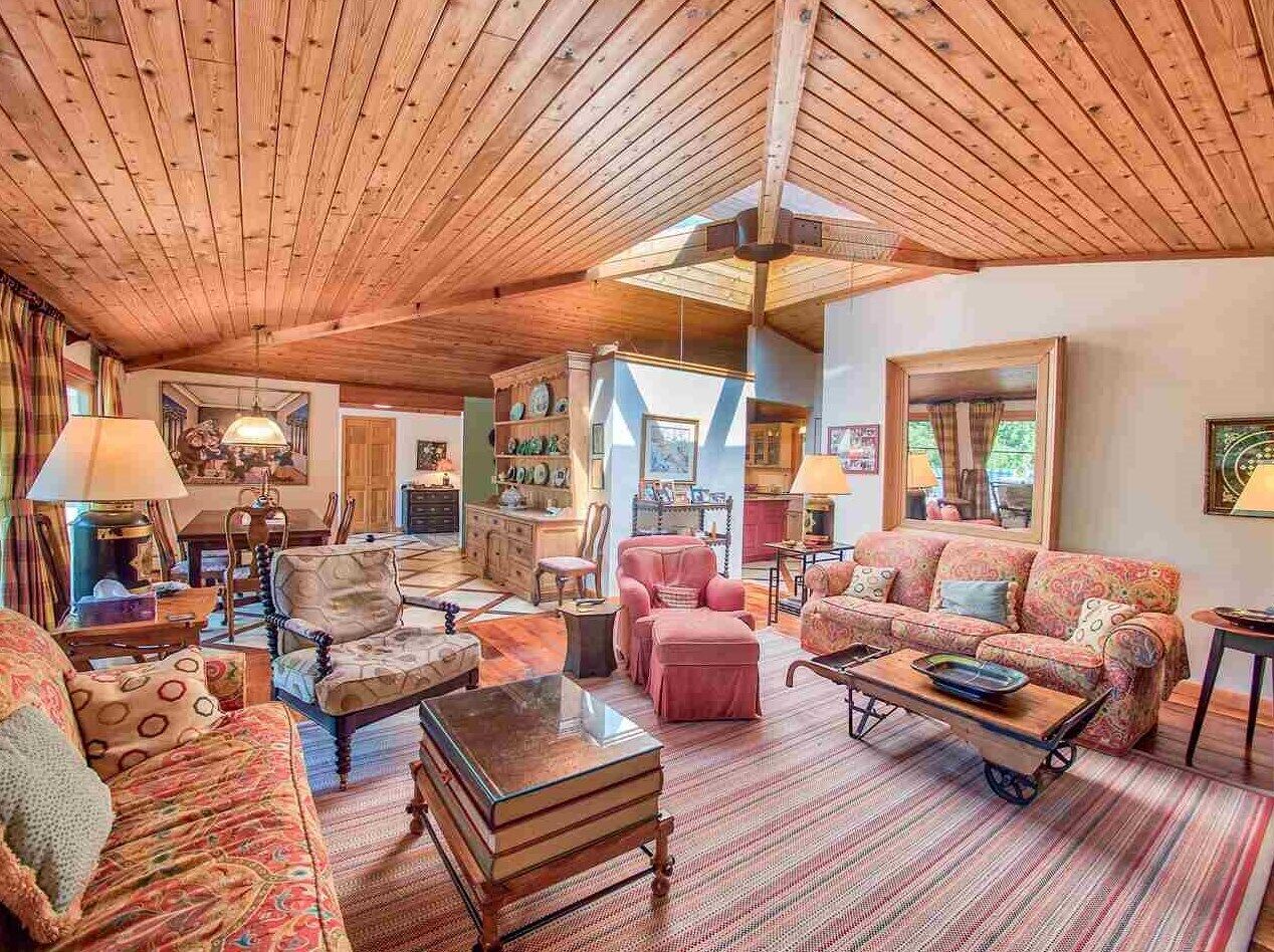 7BR-6Bath-Central Stowe Location with Pool, Ping Pong, Foosball in Quiet Setting