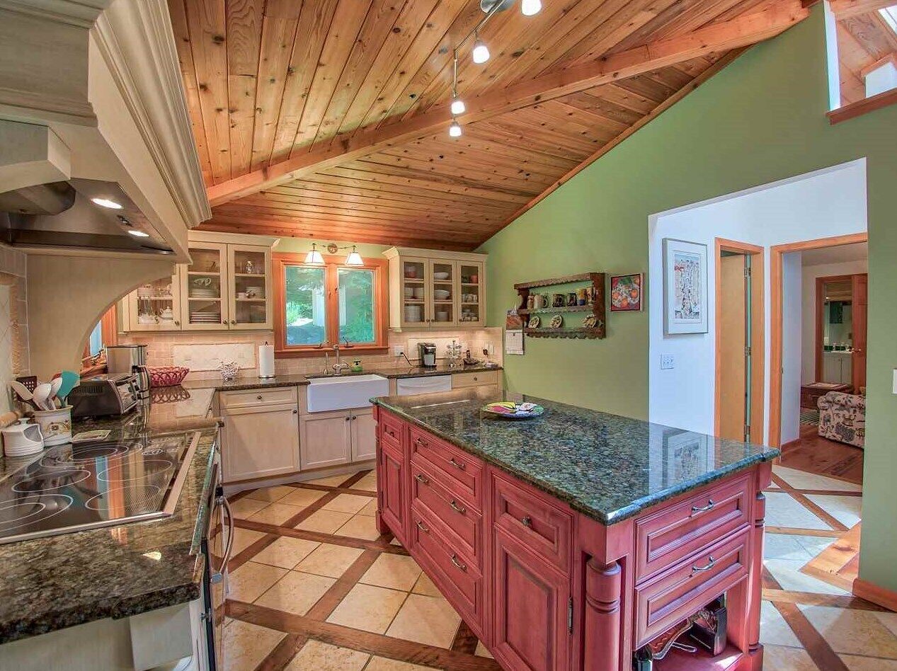 7BR-6Bath-Central Stowe Location with Pool, Ping Pong, Foosball in Quiet Setting