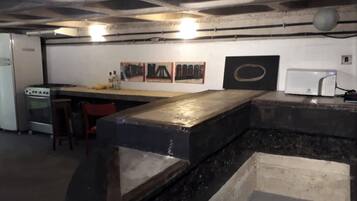 Geladeira, micro-ondas, fogão, cafeteira/chaleira