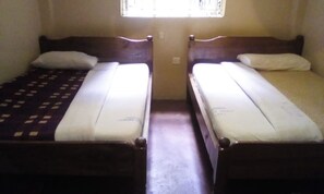 Skrivebord, wi-fi (inkludert) og sengetøy