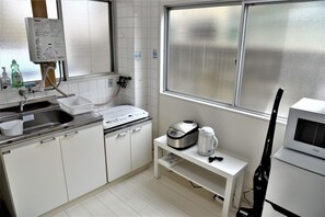 Fridge, microwave, stovetop, cookware/dishes/utensils