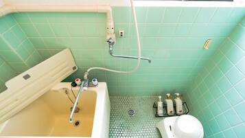 Secadora de cabello, toallas, jabón, shampoo